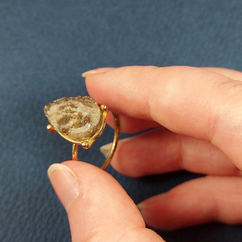 Gold tone geode ring - Picture 3 of 3